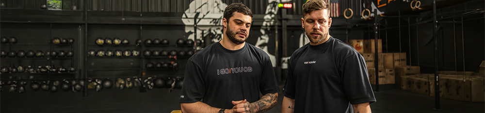 Atletas vestindo a camiseta I GO // YOU GO no box